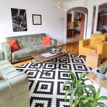 Central Spacious Apartment In Pristina Esterno foto