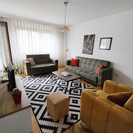 Central Spacious Apartment In Pristina Esterno foto