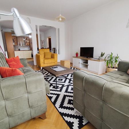 Central Spacious Apartment In Pristina Esterno foto
