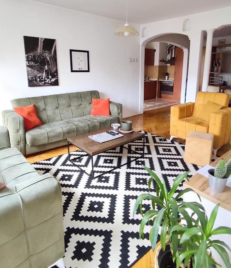 Central Spacious Apartment In Pristina Esterno foto