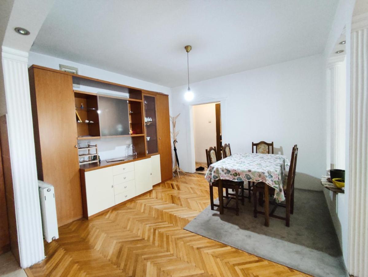 Central Spacious Apartment In Pristina Esterno foto