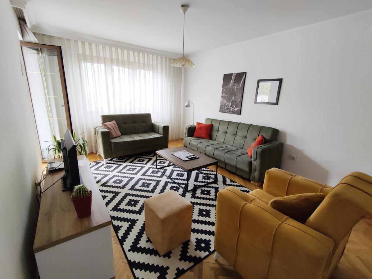 Central Spacious Apartment In Pristina Esterno foto