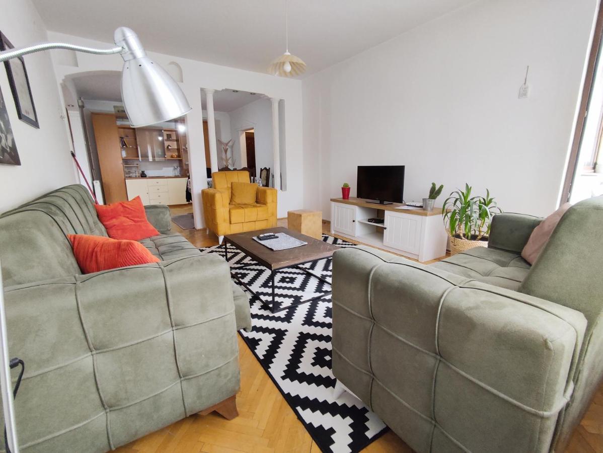 Central Spacious Apartment In Pristina Esterno foto